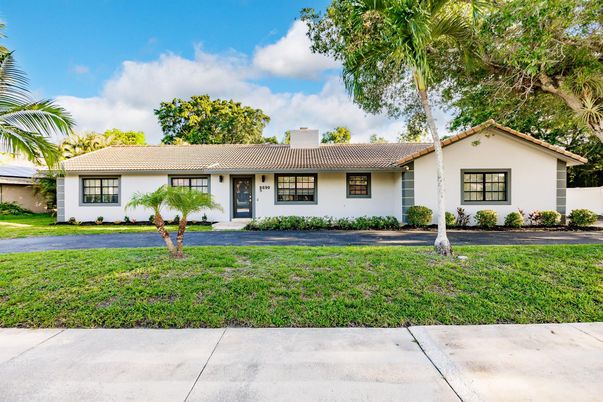 Exterior, Facade, Ranch