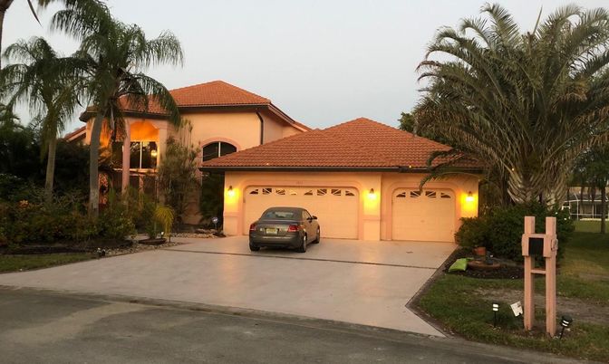 Attached, Exterior, Facade, Mediterranean