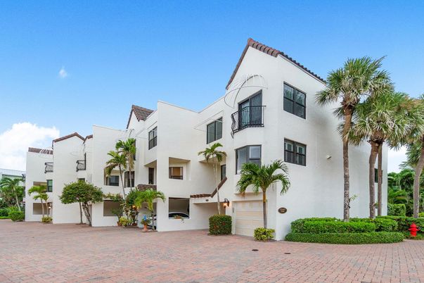Attached, Exterior, Facade, Spanish Mediterranean