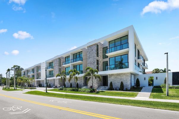 Exterior, Facade, Modern
