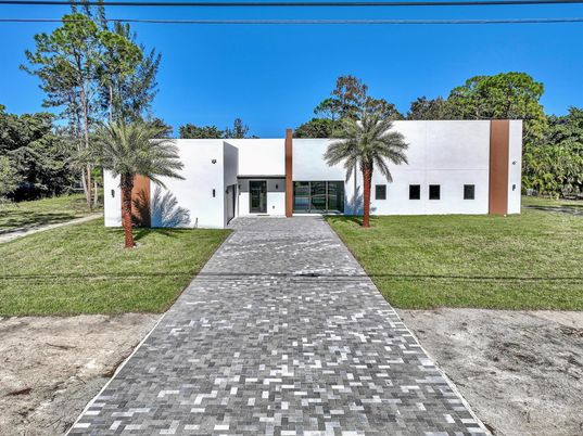 Exterior, Facade, Modern