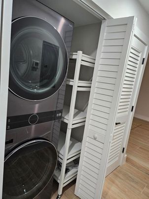 Interior, Utility Closets, Washer, Wood Texture Flooring