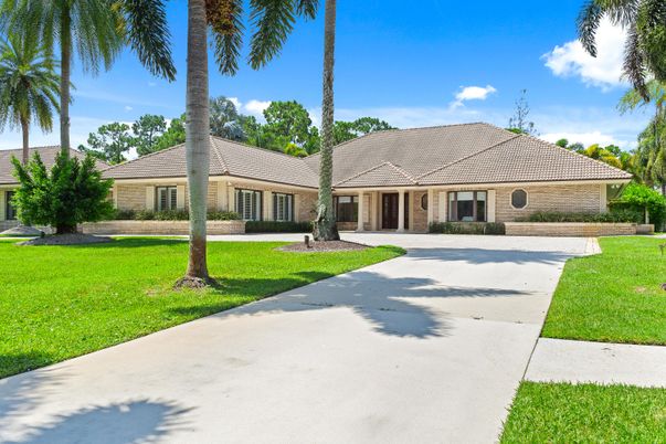 Backyard, Exterior, Facade, Ranch