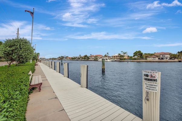 Exterior, Lake