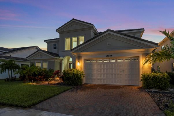 Attached, Exterior, Facade, American Craftsman