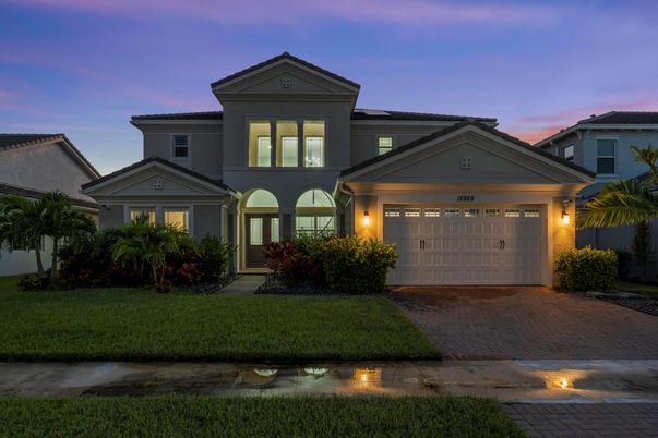 Attached, Exterior, Facade, Mediterranean