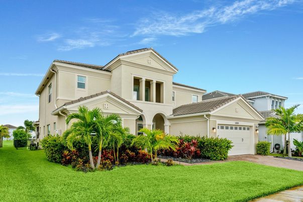 Attached, Exterior, Facade, Mediterranean