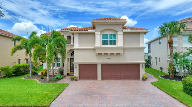 Attached, Exterior, Facade, Mediterranean