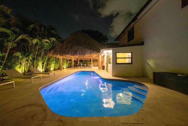 Exterior, Pool