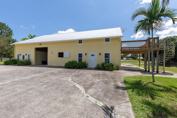 Backyard, Exterior, Facade, Ranch