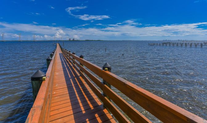 Exterior, Lake
