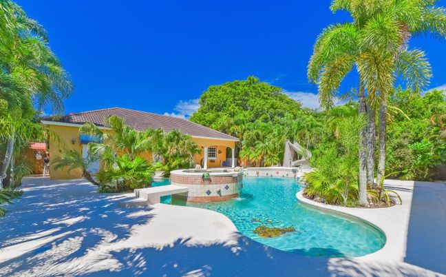 Exterior, Pool