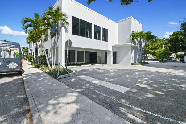 Attached, Exterior, Facade, Modern