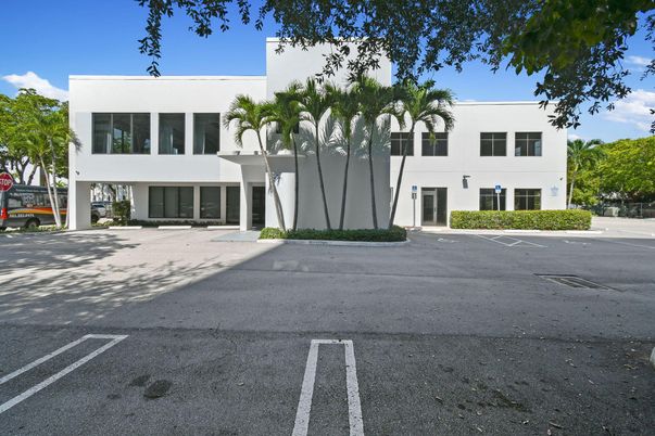 Exterior, Facade, Modern