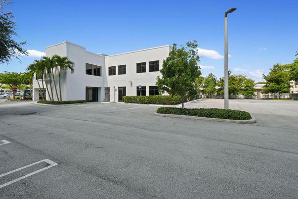 Exterior, Facade, Modern