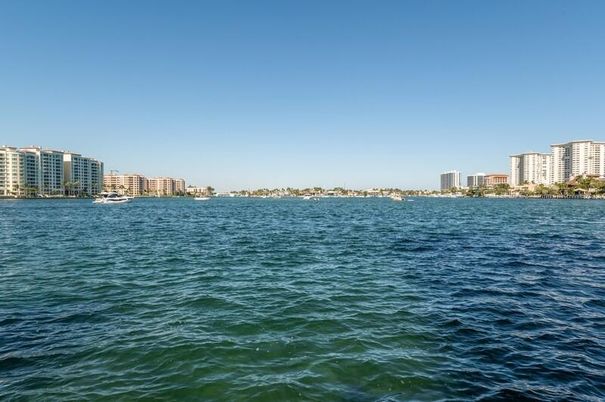 Exterior, Lake