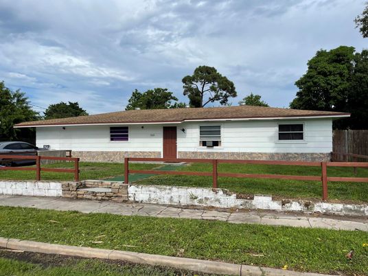 Backyard, Exterior, Facade, Ranch