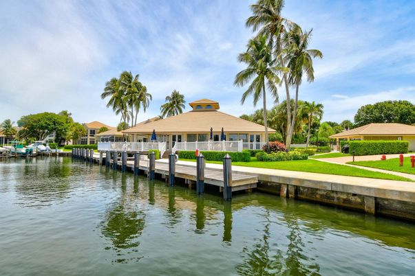 Exterior, Lake