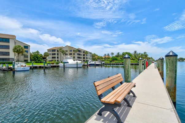Exterior, Lake