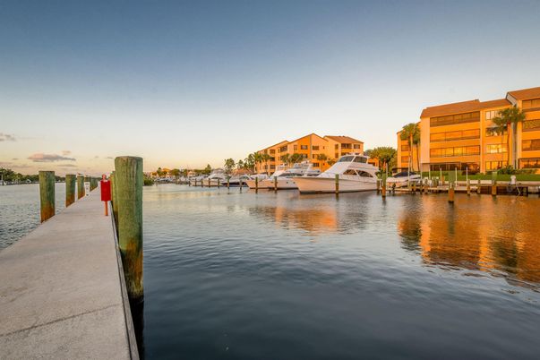 Exterior, Lake