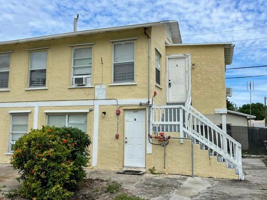Exterior, Facade, Rowhouse