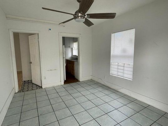 Empty room, Interior