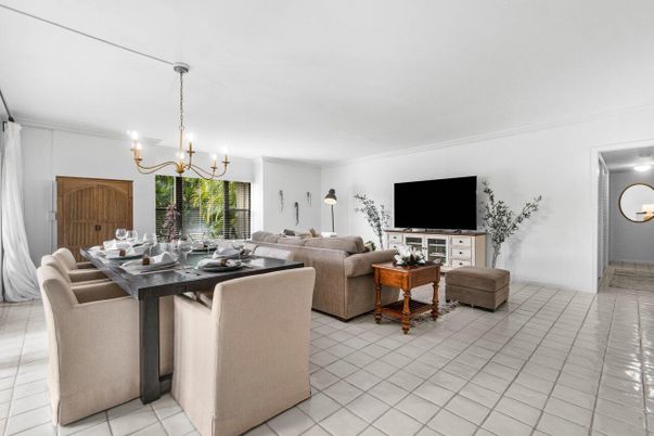 Chandelier, Dining room, Interior, Living room