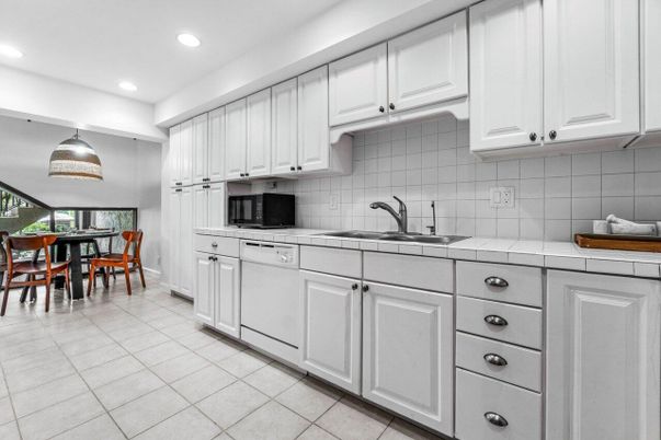 Dining room, Interior, Kitchen, Pendant Lights, Recessed Lighting, Tile Countertops