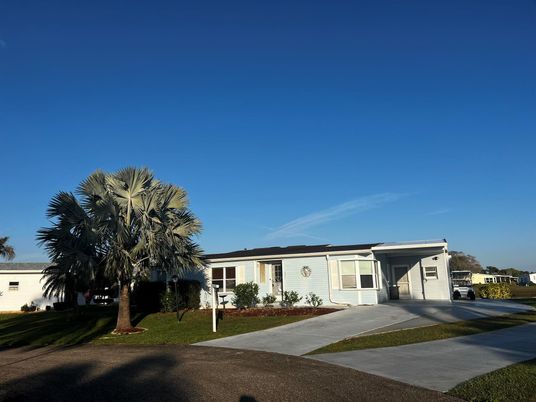 Exterior, Facade, Ranch