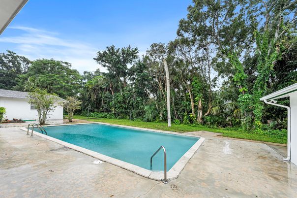 Exterior, Pool