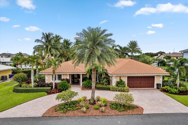Attached, Exterior, Facade, Mediterranean