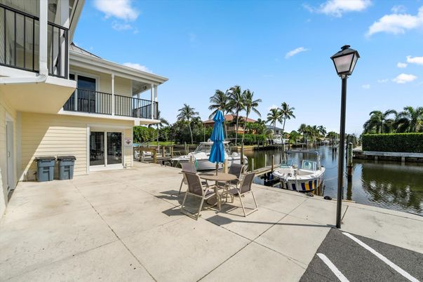 Exterior, Lake