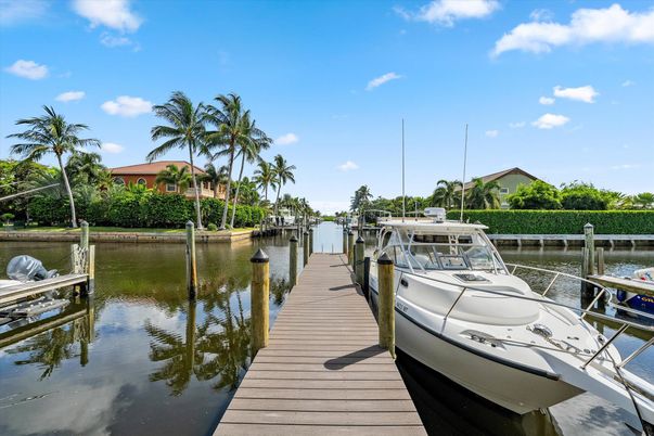 Exterior, Lake