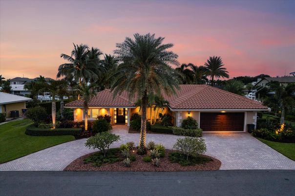 Attached, Exterior, Facade, Mediterranean