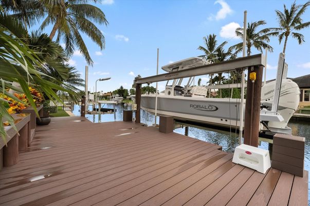 Exterior, Lake