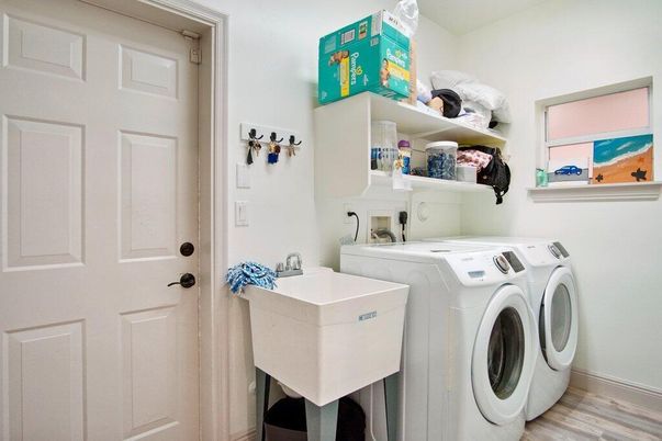 Interior, Washer, Wood Texture Flooring