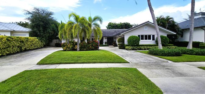 Backyard, Exterior, Facade, Ranch