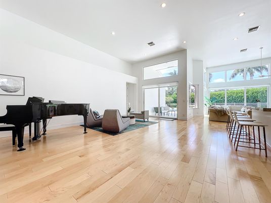 Interior, Living room, Pendant Lights, Piano, Recessed Lighting, Wood Texture Flooring