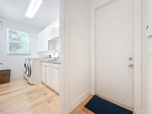 Interior, Washer, Wood Texture Flooring