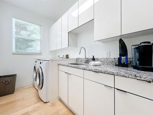 Interior, Washer, Wood Texture Flooring