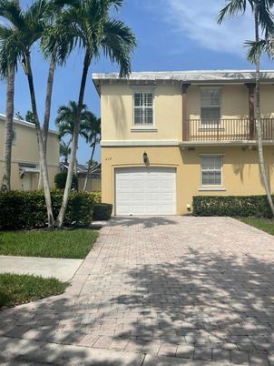 Attached, Exterior, Facade, Mediterranean