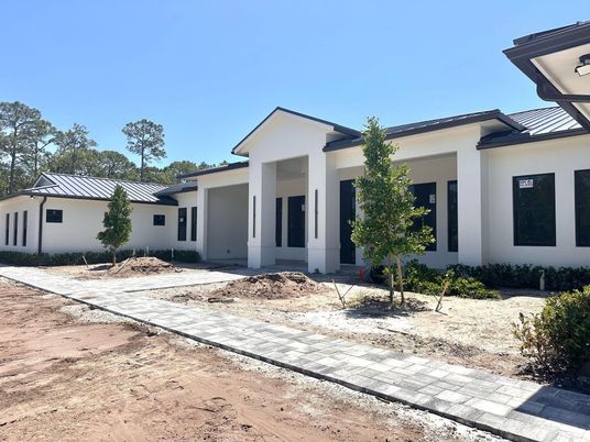 Exterior, Facade, Modern