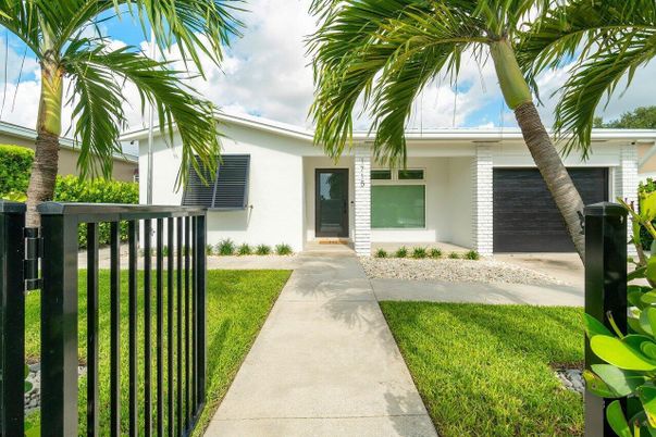 Attached, Exterior, Facade, Ranch