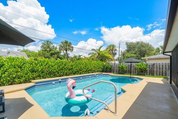 Exterior, Pool