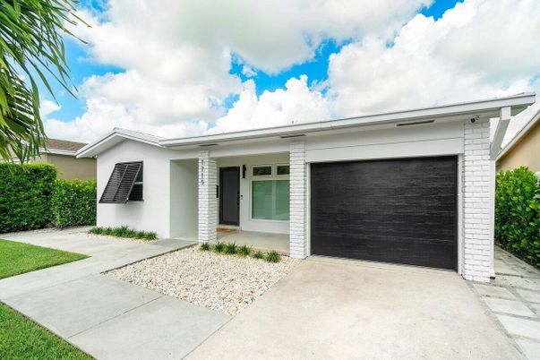 Attached, Exterior, Facade, Ranch