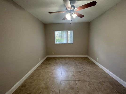 Empty room, Interior
