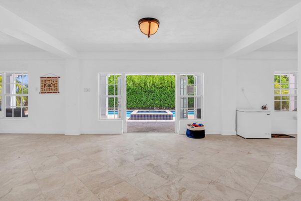 Empty room, Interior
