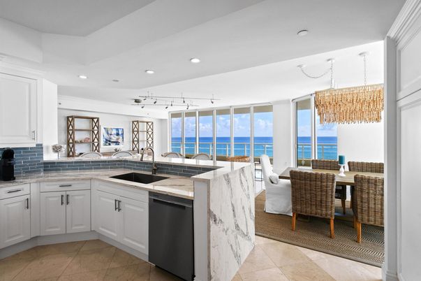 Chandelier, Dining room, Interior, Kitchen, Recessed Lighting, Water
