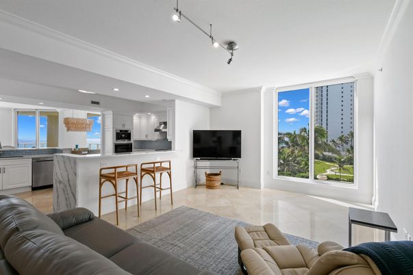 Interior, Kitchen, Living room, Recessed Lighting, Stainless Steel Appliances