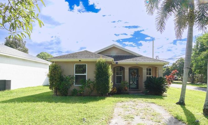 Backyard, Exterior, Facade, Ranch